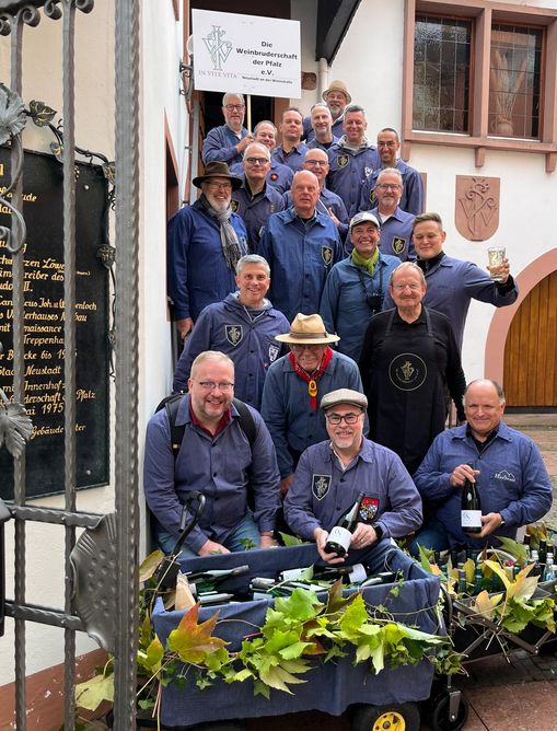 Teilnehmer auf der Treppe im Ordenshaus